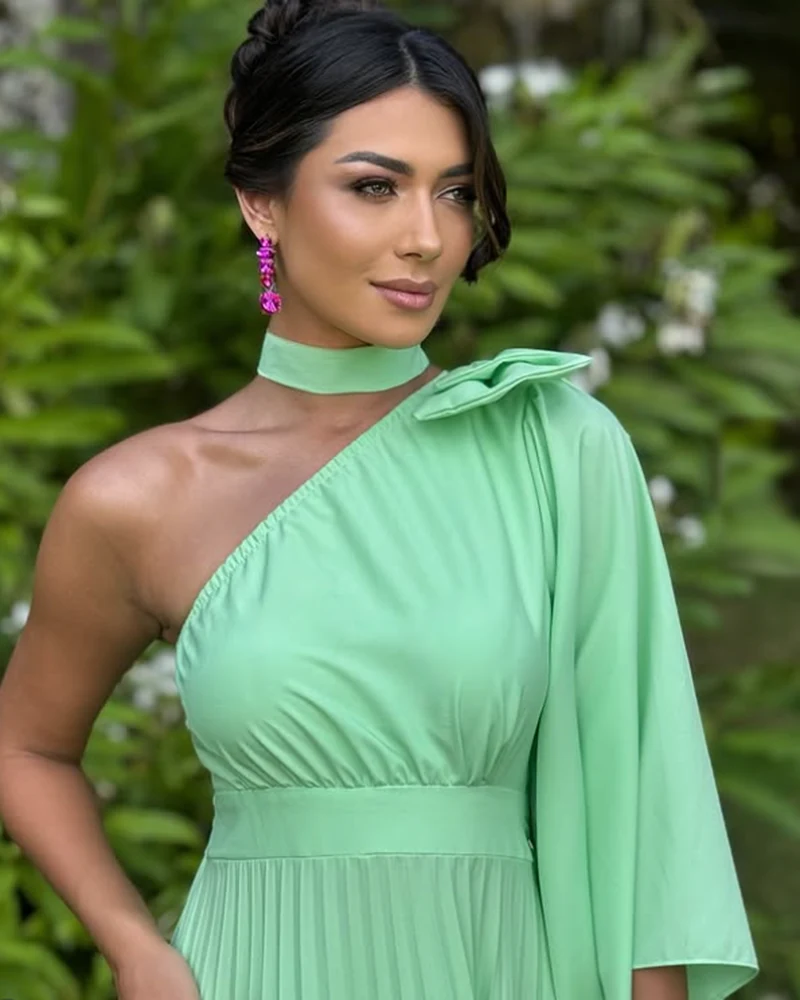 Ashley Baliza em vestido verde, ensaio de moda ao ar livre