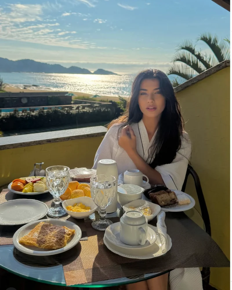 Ashley Baliza em café da manhã com vista para o mar